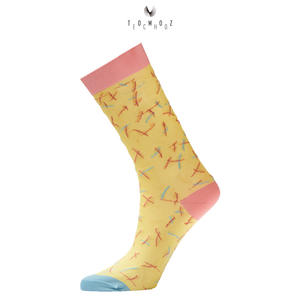 Calcetines finos de lujo personalizados para mujer Diseño de punto cómodo y transpirable con patrón cruzado novedoso Es una hermosa obra de arte - Product Image 3