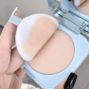 Poudre fixatrice compacte In-House Brand Luminous légère, matifiante, waterproof, longue tenue, fini naturel, avec houppette, effet correcteur - Product Image 4