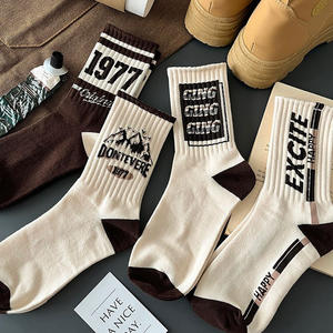 थोक कस्टम बोल्ड लेटरिंग स्ट्रीटवियर डिजाइन सभी मौसम आराम मध्यम ट्यूब आकस्मिक फैशन पुरुषों के रेट्रो वर्णमाला प्रिंट सॉक - Product Image 4