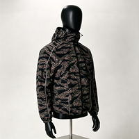 Veste coupe-vent pour homme à imprimé camouflage noir et vert rayé tigre, à capuche, fermeture éclair, vêtements de sport d'extérieur légers, logo personnalisé OEM