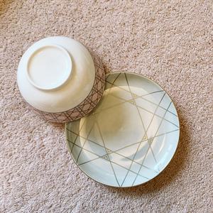 Lot de 33 pièces de vaisselle de luxe en porcelaine fine de style européen, motif bleu et rose, et assiettes de présentation en porcelaine - Product Image 6