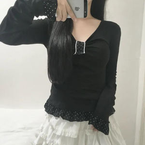 Camiseta de Estilo Coreano con Cuello en V y Estampado de Lunares para Mujer, Diseño con Volantes, Parches y Botones, Top Casual y Lindo para Mujer - Product Image 5