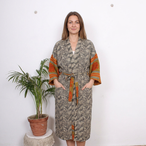 Robe longue vintage en soie recyclée à imprimé floral pour femme, style kimono sexy, ethnique indien, pour l'été et Noël, col en V - Product Image 1