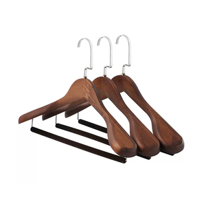 Cintres en <span class=keywords><strong>bois</strong></span> avec logo <span class=keywords><strong>personnalisé</strong></span> pour manteau de tailleur Magasin de vêtements Cintres en <span class=keywords><strong>bois</strong></span> pour veste de luxe marron noir à épaules larges avec barre en velours - Product Image 3