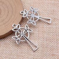 Breloque Croix Celtique Ajouree 24x39mm en Alliage de Zinc Argent Vieilli pour Souvenirs de Mariage Irlandais