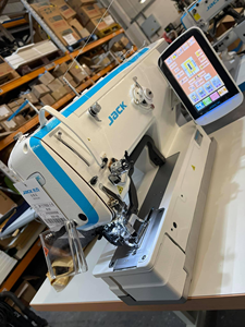 Máquina de Coser Industrial Computarizada Jack 1790 para <span class=keywords><strong>Ojales</strong></span> Rectos en Telas Gruesas, Cuero, Mezclilla y Tejidos para Producción de Prendas - Product Image 2