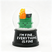 Globe à neige en résine style Meme amusant, avec main pouce levé et base 'HAVE A NICE DAY', cadeau fantaisie et sarcaste pour la décoration de la maison et du bureau.