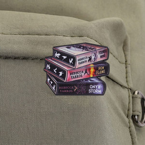 Broche en émail sur le thème des livres de fantasy empilés, série Fourth Wing, pour la décoration de sac à dos - Product Image 4