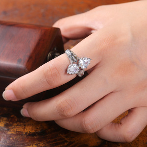 Anello con Doppia Pera Decorativa per Donne, Accessorio Creativo per Feste e Matrimoni, Regalo di Moda - Product Image 4