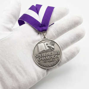 Médaille <span class=keywords><strong>de</strong></span> champion <span class=keywords><strong>de</strong></span> tournoi <span class=keywords><strong>de</strong></span> tennis en argent personnalisée avec relief <span class=keywords><strong>de</strong></span> raquette, balle et couronne <span class=keywords><strong>de</strong></span> lauriers pour les clubs sportifs et les académies - Product Image 3
