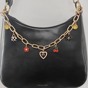 2025 concepteur cerise fleur coeur pendentif <span class=keywords><strong>sac</strong></span> <span class=keywords><strong>à</strong></span> <span class=keywords><strong>main</strong></span> breloques décor métal <span class=keywords><strong>mousqueton</strong></span> boucle <span class=keywords><strong>sac</strong></span> chaîne pour femmes <span class=keywords><strong>sac</strong></span> <span class=keywords><strong>à</strong></span> <span class=keywords><strong>main</strong></span> accessoires - Product Image 3
