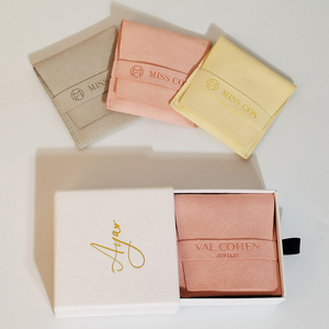 Pochette cadeau en microfibre pour bijoux, emballage personnalisé pour bracelet imprimé par estampage à chaud - Product Image 1