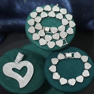 Hot Sale Bling Große hohle Herz Anhänger Halskette Mode voll gepflastert 5A Strass 15mm Herz kubanischen Kettens chmuck für Frauen