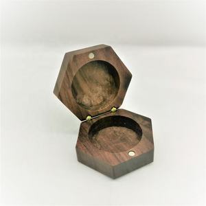 Boîte à bijoux hexagonale personnalisée en bois de hêtre pour boucles d'oreilles et bagues, boîte secrète pour cadeau de mariage - Product Image 5