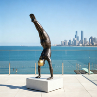 Statue de nageur masculin en bronze coulé grandeur nature, en position de plongée, pour la décoration extérieure du jardin