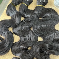 Grossistes de mèches de cheveux humains indiens bouclés bruts, fournisseurs de cheveux cambodgiens bruts de luxe, extensions de tissage de cheveux bouclés birmans non traités