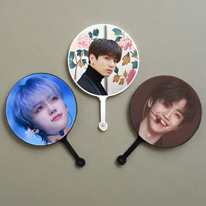 Éventail miniature personnalisé en PVC plastique pour groupe Kpop coréen - Product Image 3