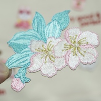 Vente en gros personnalisée de patchs brodés de fleurs de haute qualité et d'étiquettes brodées thermocollantes pour la décoration de vêtements