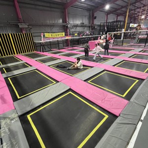 Équipement de parc de trampolines intérieur commercial, grande zone de saut modulaire avec rembourrage de sécurité et filet de protection rose/gris - Product Image 2