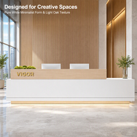 Comptoir de réception simple en bois blanc avec bande LED, personnalisable avec la marque, pour hall d'hôtel ou réception.