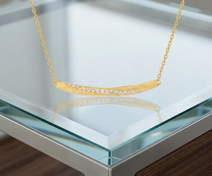 Colliers élégants et raffinés en forme de goutte, chaînes de cou plaquées or fin décorées d'un pendentif en zircon pavé de forme incurvée - Product Image 1
