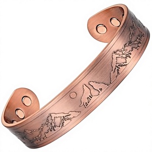 Bracelet ouvert élégant en cuivre pur gravé loup montagne, bijou en métal tendance au design exquis - Product Image 1