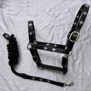 Brida de cuero negro de alta calidad con diseño personalizado y cintas, accesorios para caballos. - Product Image 4