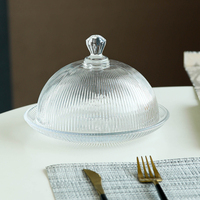 Huisgemaakte afternoon tea cake cloche schaal met verticale gegroefde gestreepte koepelvormige deksel van soda-lime glas voor fruitpresentatie, milieuvriendelijk.