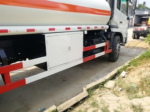 Gloednieuwe Capaciteit Olie <span class=keywords><strong>Bowser</strong></span> 6000 Liter Brandstof Tanker Truck Met Dispenser En <span class=keywords><strong>Flow</strong></span> Meter - Product Image 4