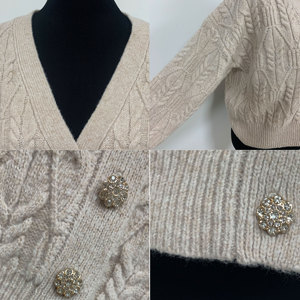 Cárdigan Corto de Punto Trenzado con Cuello en V y Botones de Flores con Pedrería para Mujer, Cárdigan de Punto Trenzado Color Beige Avena con Diseño Jacquard de Espiga de Trigo - Product Image 3