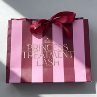 Sac cadeau en papier rayé rose et bordeaux personnalisé avec poignée en ruban de satin et logo imprimé en feuille d'or pour emballage de beauté haut de gamme