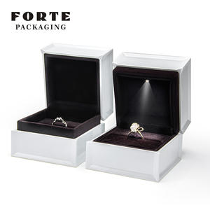 FORTE <span class=keywords><strong>piano</strong></span> laque haut de gamme carré noir diamant bague blanc LED pendentif boîte personnalisé lumière boîte à bijoux w ou wt lumière - Product Image 1
