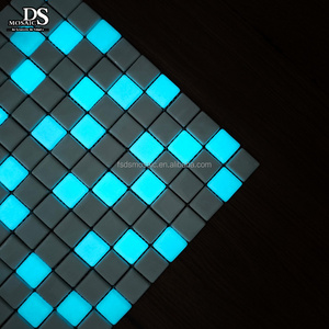 Azulejos fluorescentes cuadrados azules modernos para <span class=keywords><strong>piscina</strong></span>, vidrio de mosaico luminoso para Villa, piso de azulejo de <span class=keywords><strong>piscina</strong></span> que brilla en la oscuridad de cuerpo completo - Product Image 2
