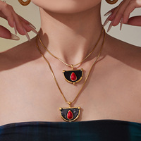 Nouveautés : Collier Pendentif Femme Tendance Géométrique Noir et Rouge Contrastant, Chaîne Serpent en Acier Inoxydable Plaqué Or – Idéal Cadeau