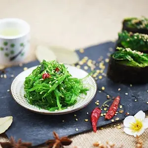 日本の寿司料理ガイシヒヤシ味付けわかめ海藻スライスサラダ