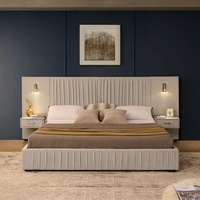 Lit King Size en Tissu Chenille Beige au Design Unique avec Table de Chevet et Tête de Lit Plissée Rembourrée
