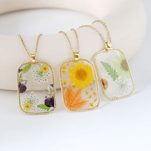 قلائد أنيقة من زهور الأقحوان للنساء مربعة مجففة مضغوطة زهور قلادة مجوهرات قلادة للزوجة هدايا للأمهات والصديقات - Product Image 4