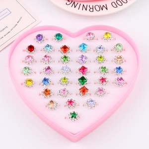 Juego de Anillos de Piedras Preciosas Plateadas para Niñas, Caja de Plástico Bonita, Incluye Número, Forma de Animal, Pequeño Juguete de Disfraces, Regalo de Boda - Product Image 5
