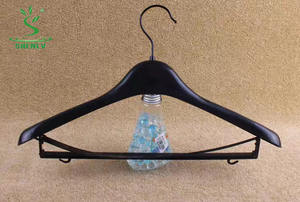 Colgador de plástico para traje negro de diseño clásico - Product Image 3