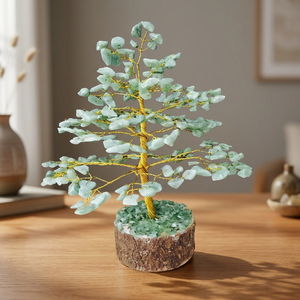 Arbre en cristal d'aventurine verte fait main avec 300 pierres, fil doré et base en bois naturel - Product Image 1
