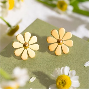 Pendientes de Moda Minimalistas, Chapados en Oro de 18K, Acero Inoxidable, Impermeables, con Diseño de Flor de Margarita, para Mujer - Product Image 4