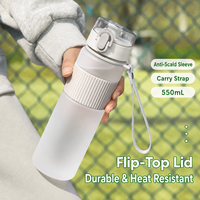Bouteille d'eau sportive en plastique de style minimaliste grande capacité 550 ml avec corde portable pour l'été