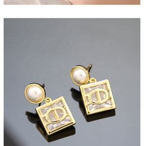 Pendientes de Botón con Agujas Plateadas Estilo Francés con Incrustaciones de Circonita y Perla, Chapados en Oro, Estilo Moderno y Lujoso - Product Image 6