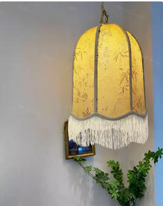 Französischer Mittelalterlicher Handgefertigter Vintage-Stoff-Quasten-Palast-Kronleuchter Vintage-Pendelleuchte für Ferienhaus und Arbeitszimmer - Product Image 3