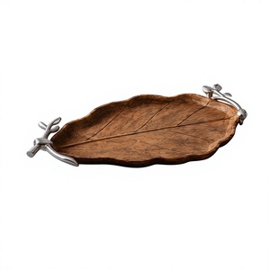Plateau de service en bois de manguier à finition naturelle, en forme de feuille, décoratif, avec veines sculptées et poignées argentées - Product Image 1