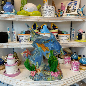 Đồ thủ công nhựa lưu niệm bên bờ biển trong hình dạng của cá heo và cá mập với in chuyển nước tùy chỉnh bán buôn - Product Image 5