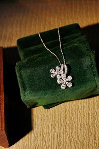 Xinfly Vente en gros Pendentif et breloques en or 18 carats à double fleur avec diamant naturel de 0,65 ct, bijoux fins sans chaîne - Product Image 3