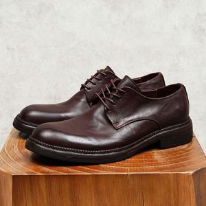 Elegantes Zapatos de Vestir Clásicos de Cuero para Hombre, Pulidos a Mano, Color Marrón, con una Audaz Cadena de Metal Negra - Product Image 1