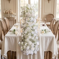 Composition florale décorative de mariage, roses blanches artificielles, hortensias, gypsophile, chemin de table pour la décoration de table de mariage