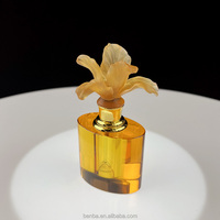 Botol Parfum Kristal Poles Kustom Grosir Sinyore dengan Tutup Bunga dan Pilihan Ukiran Logo - Tren Fashion